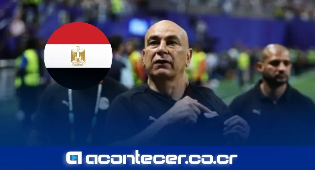 Hany Abo Rida, presidente de la Federación Egipcia de Fútbol, durante una conferencia de prensa sobre la denuncia arbitral ante la FIFA