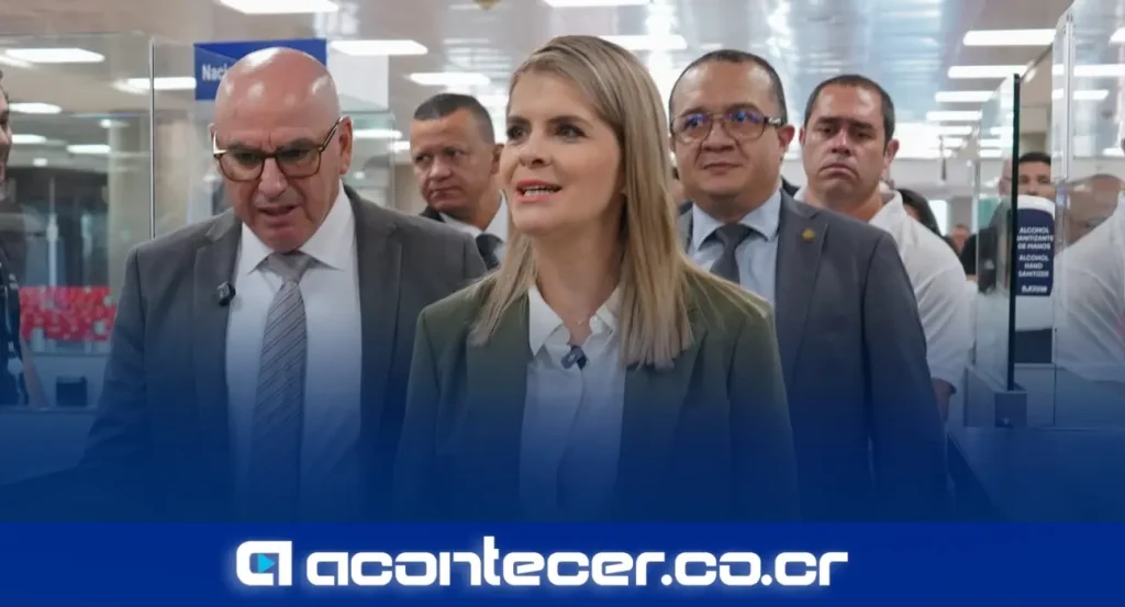 Laura Fernández Delgado, presidenta de Costa Rica, durante anuncio de seguridad en el aeropuerto Juan Santamaría