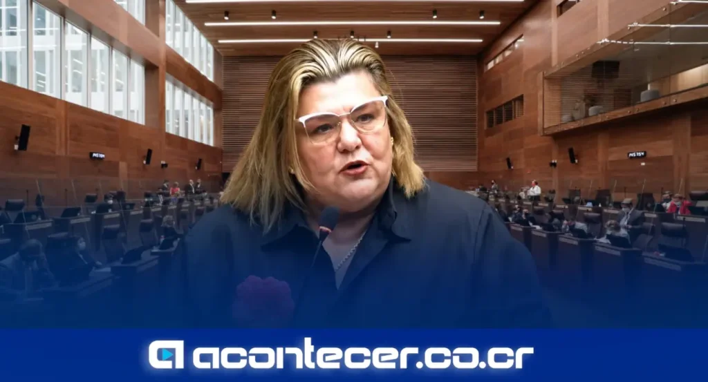 Kattia Calvo Cruz, diputada del partido Pueblo Soberano, durante su intervención en el Plenario Legislativo