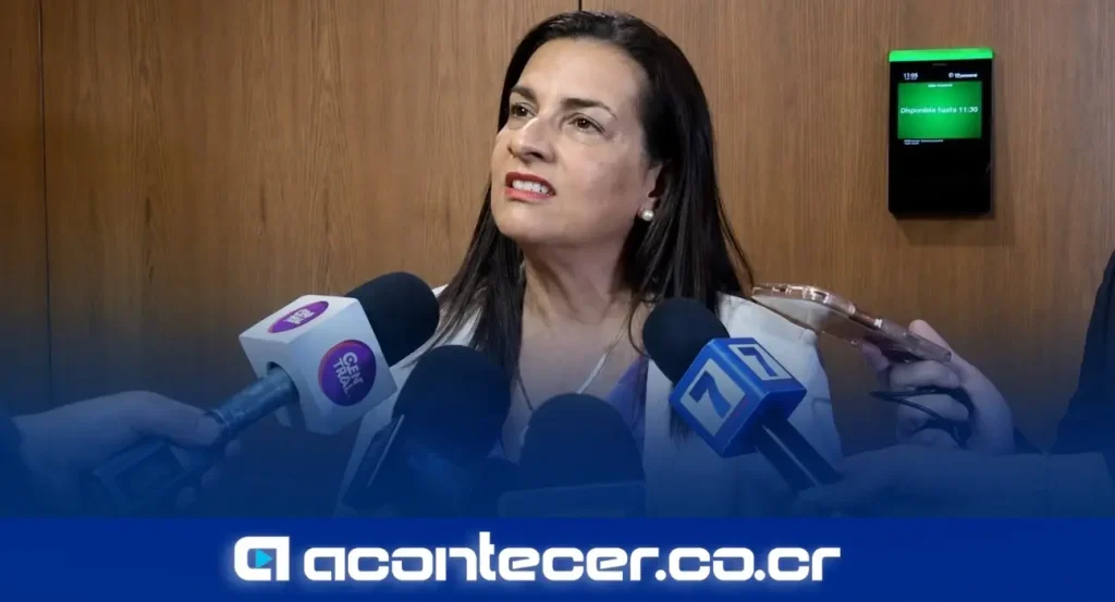 Marta Esquivel, diputada oficialista, durante discusión con periodistas en la Asamblea Legislativa