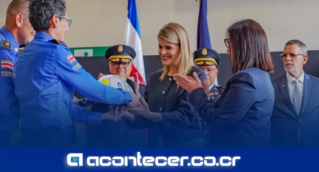 Presidenta Laura Fernández Delgado durante conmemoración del 161 aniversario del Benemérito Cuerpo de Bomberos de Costa Rica en la Estación Metropolitana Sur