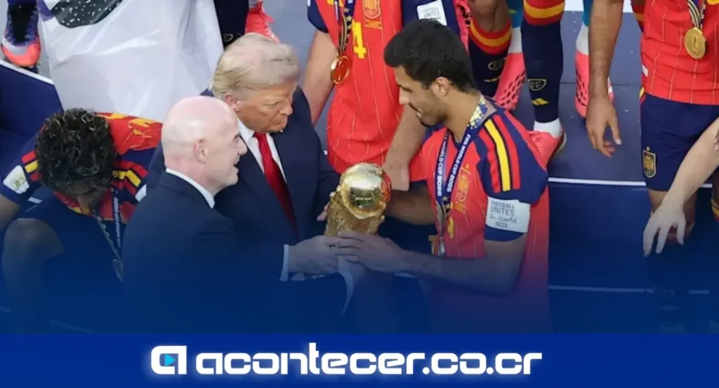 Donald Trump entrega el trofeo del Mundial 2026 a la selección de España en el estadio