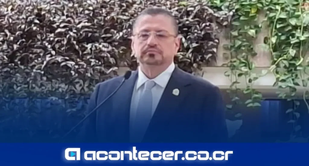 Rodrigo Chaves Robles, ministro de la Presidencia y de Hacienda, durante una conferencia de prensa en Casa Presidencial