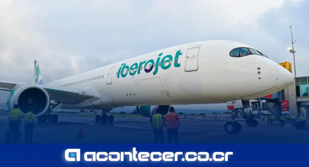 Avión de Iberojet en pista del Aeropuerto Internacional Juan Santamaría, San José, Costa Rica