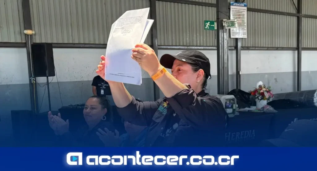 Diputada Ángela Aguilar Vargas firma proyecto de ley para endurecer penas por maltrato animal durante marcha Ni una Huella Menos en Heredia