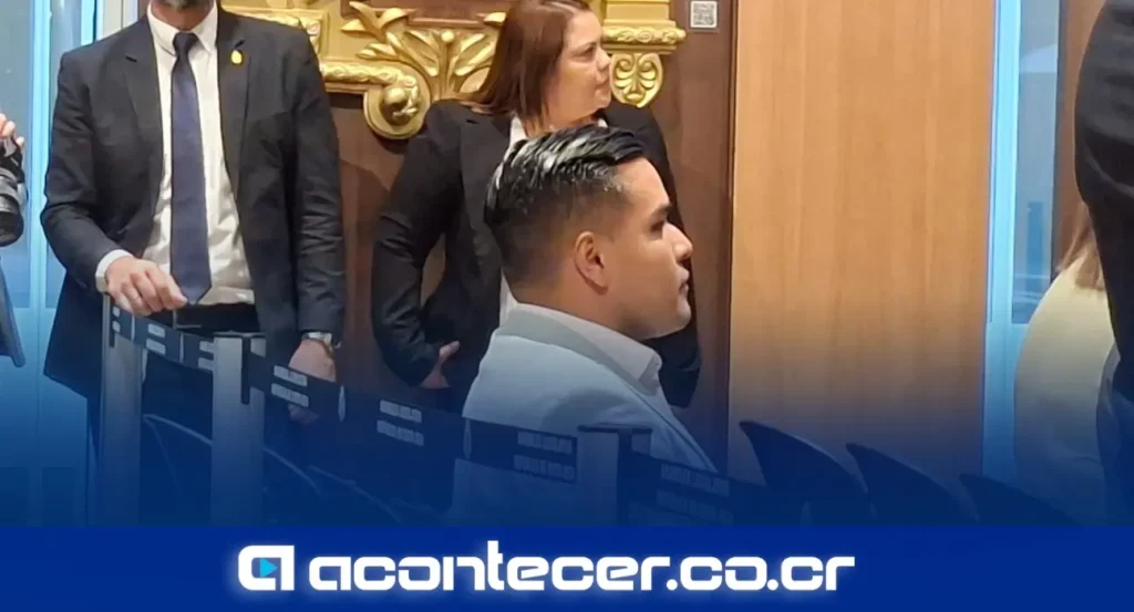 Eder Hernández, diputado liberacionista por Alajuela, durante un acto en la Asamblea Legislativa