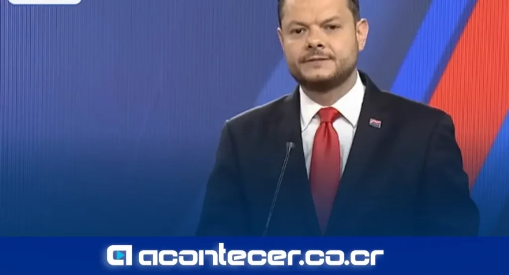 Juan Carlos Hidalgo camina entre diputados oficialistas a la salida de la Asamblea Legislativa en San José, Costa Rica.