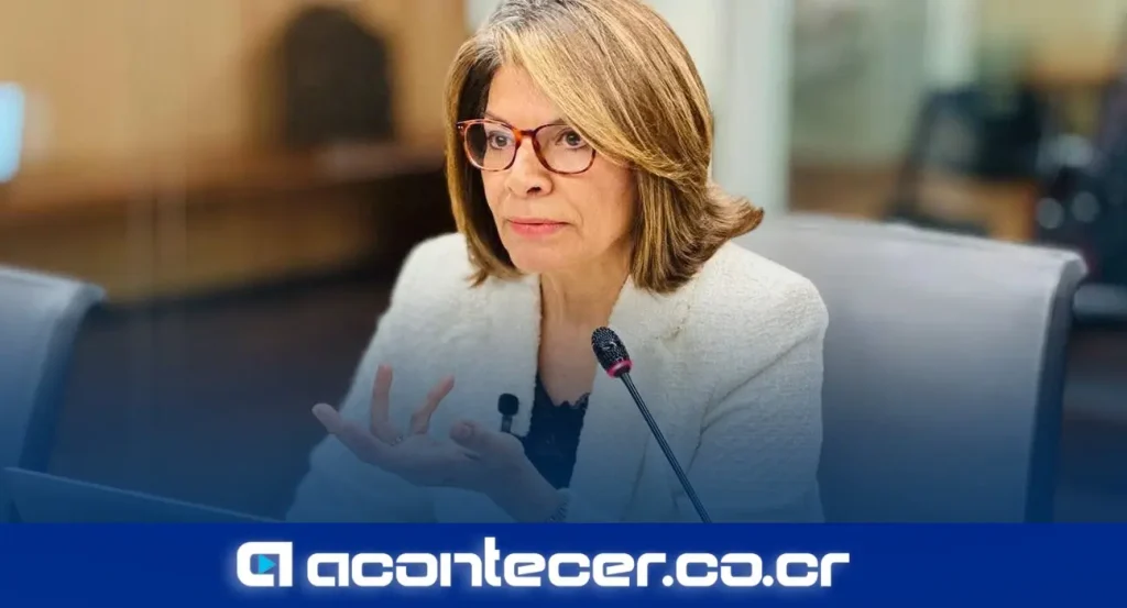 Laura Chinchilla Miranda, expresidenta de Costa Rica, celebrando la resolución de la Sala Constitucional sobre magistrados suplentes
