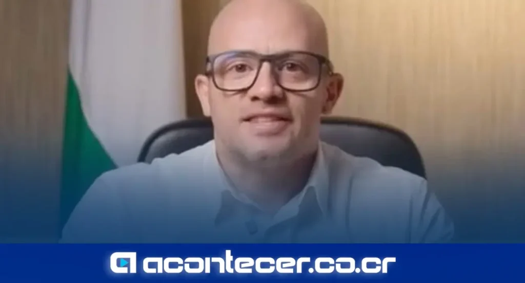 Miguel Guillén, secretario general del Partido Liberación Nacional, durante una declaración pública