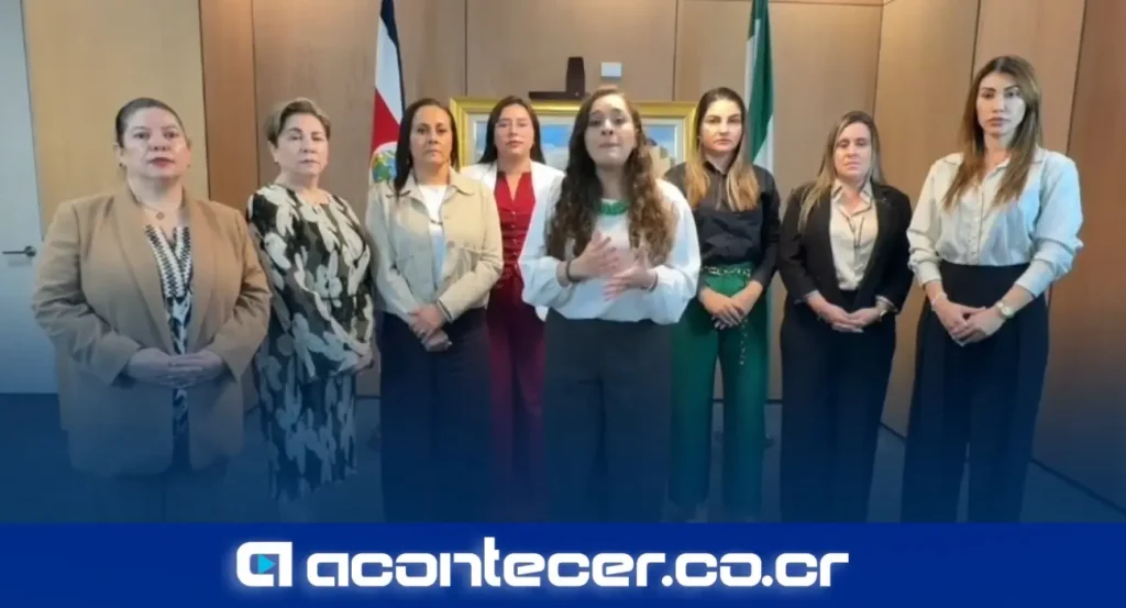 Diputadas del Partido Liberación Nacional en la Asamblea Legislativa durante pronunciamiento sobre violencia de género