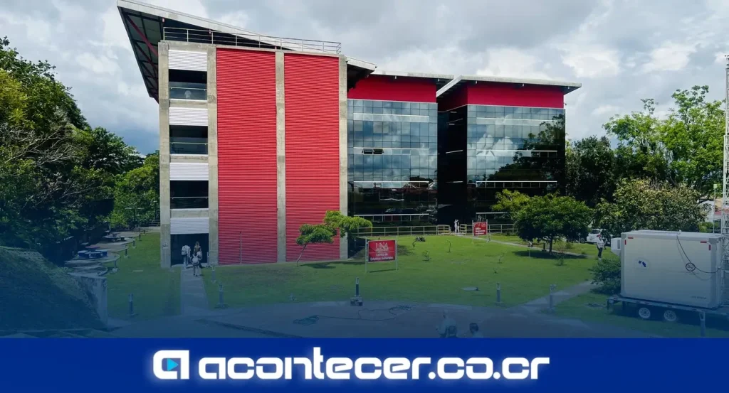 Edificio de la Universidad Nacional en Heredia, Costa Rica, en medio de la emergencia climática