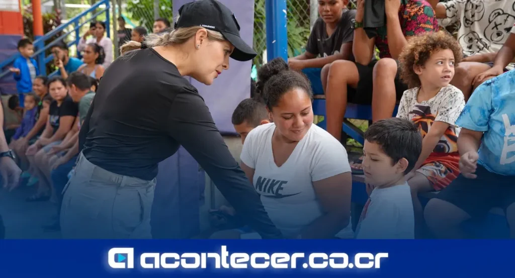 Presidenta Laura Fernández Delgado durante su visita al albergue en Valle La Estrella, Limón, por la emergencia por lluvias