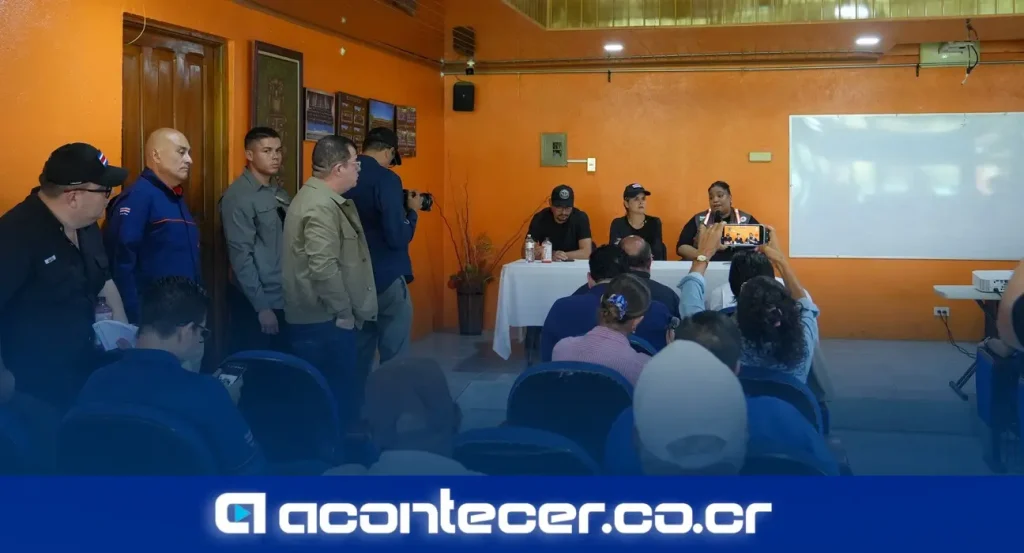 Presidenta Laura Fernández Delgado durante gira por zonas afectadas por lluvias en Limón