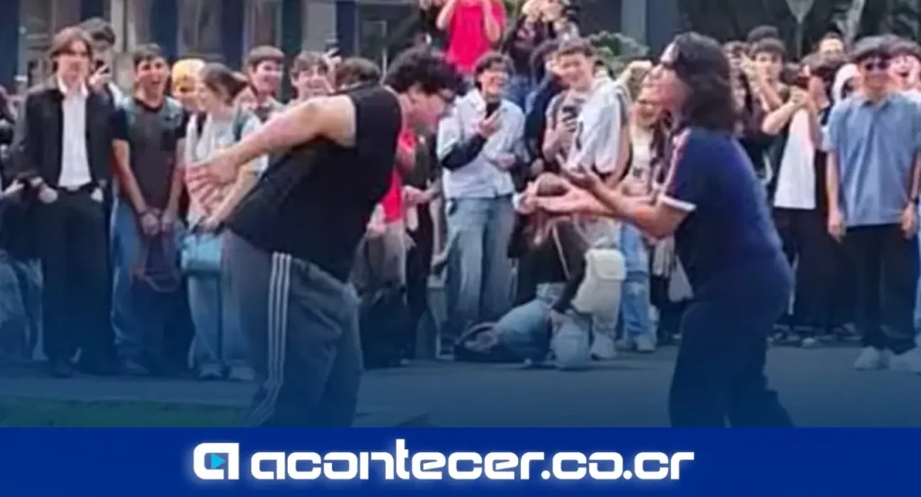 Estudiantes de la UCR participando en batallas de aura en el Pretil del campus universitario