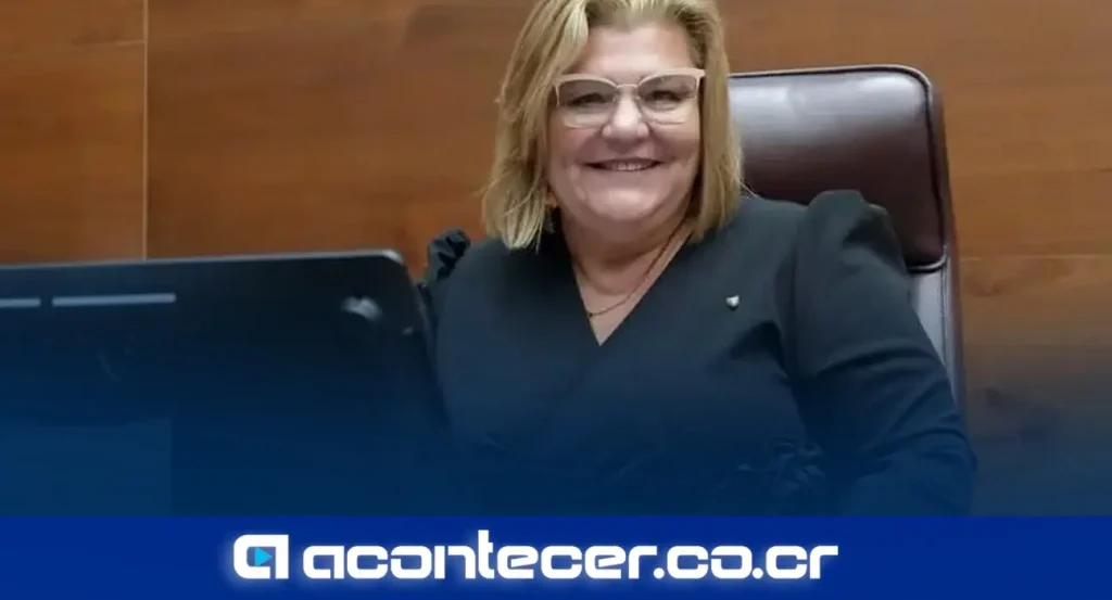 Diputada Kattia Calvo Cruz durante intervención sobre jornadas 4x3 y ruta alterna en Limón