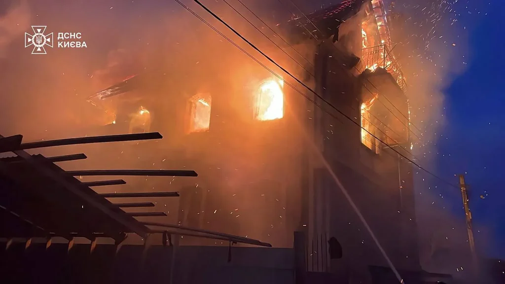 Tymur Tkachenko, jefe de la administración militar regional de Kiev, confirma incendios en bodegas tras ataque con drones rusos (Foto: israelnoticias.com)