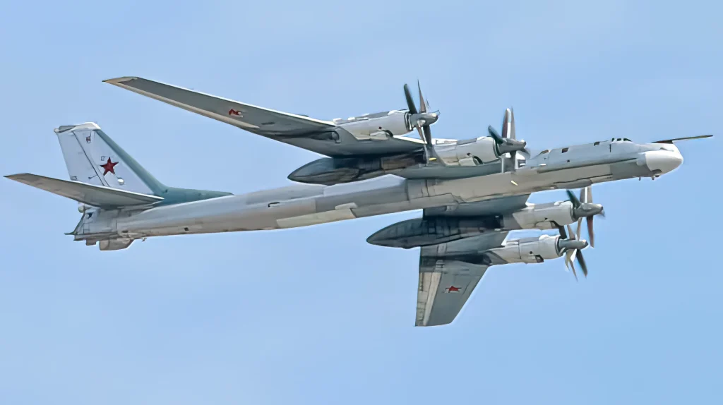 Cazas F/A-18 Hornet finlandeses y JAS 39 Gripen suecos durante la primera misión conjunta de interceptación de aeronaves rusas sobre el Golfo de Finlandia (Foto: israelnoticias.com)