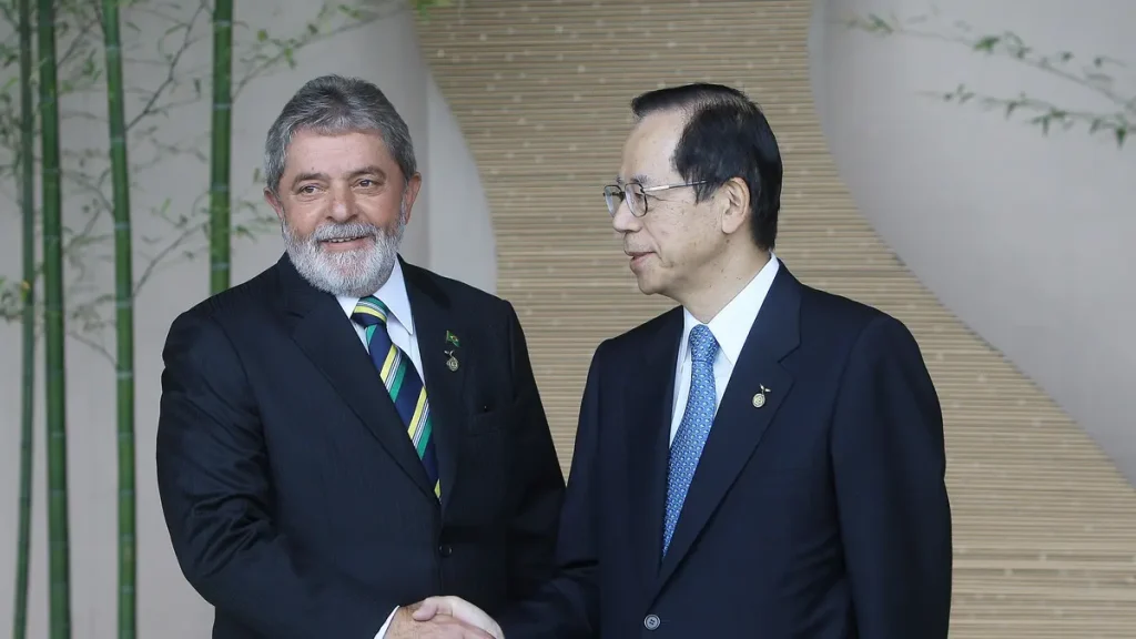 Luiz Inácio Lula da Silva camina por el plenario de la Asamblea General de la ONU mientras Marco Rubio se aproxima sin lograr el saludo directo (Foto: Foto: Ricardo Stuckert/PR / Wikimedia Commons (CC BY 3.0 br))