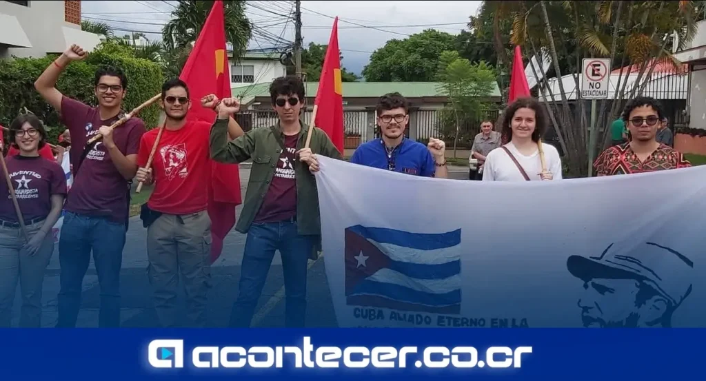 Manta del Partido Vanguardia Popular con la frase «El comunismo ha regresado»
