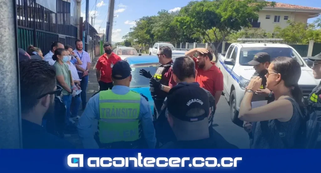 Operativo migratorio en Costa Rica con autoridades verificando documentos de personas extranjeras en condición de calle