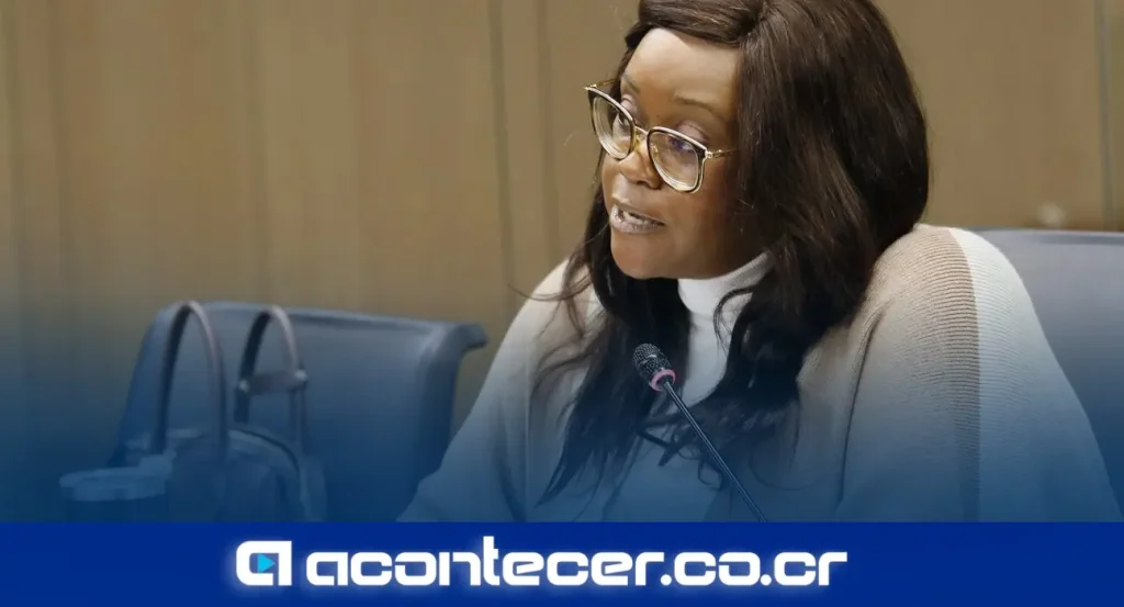 Angie Cruickshank, Defensora de los Habitantes de Costa Rica, durante su respuesta al ministro de Justicia Gabriel Aguilar