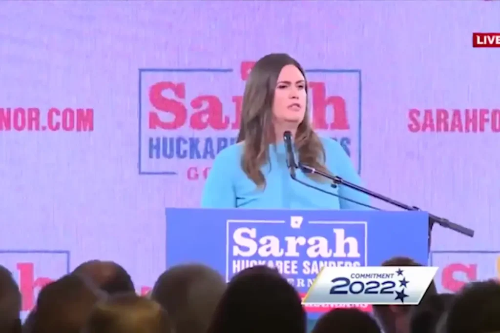Sarah Huckabee Sanders, gobernadora de Arkansas, durante la presentación de la campaña welfare-to-work con requisitos de trabajo para beneficiarios de Medicaid (Foto: independentespanol.com)