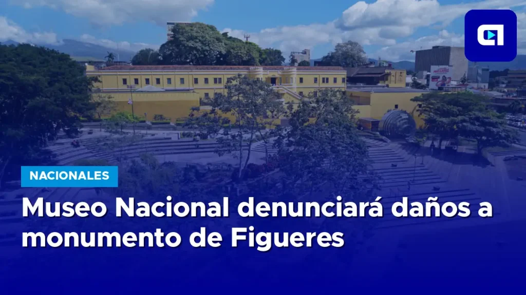 Monumento a José Figueres Ferrer en la Plaza de la Democracia cubierto con plásticos negros durante protesta universitaria