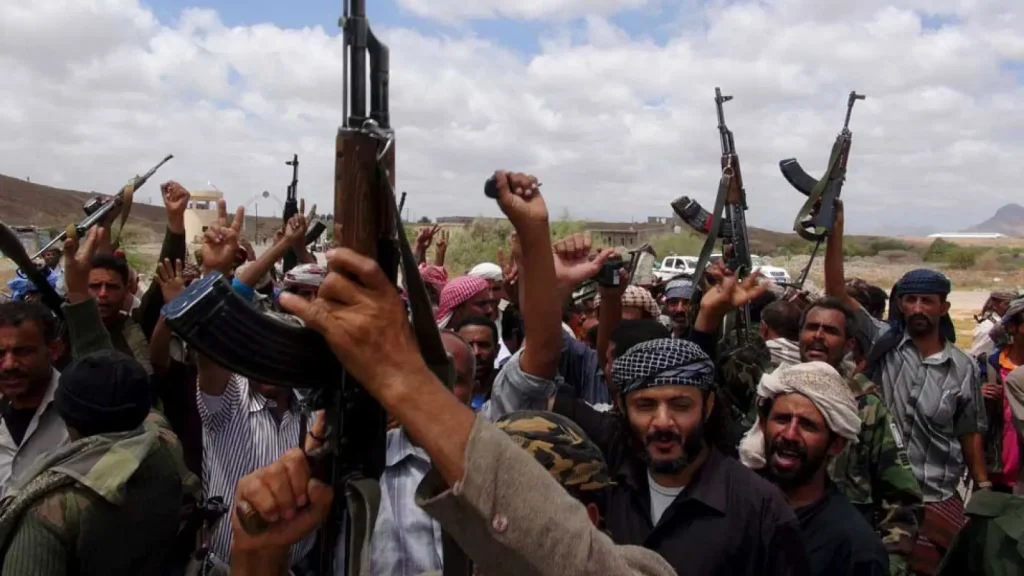 Combatientes hutíes dentro de la residencia del presidente del Parlamento yemenita Sultan al-Barakani en Taiz, Yemen (Foto: rtve.es)