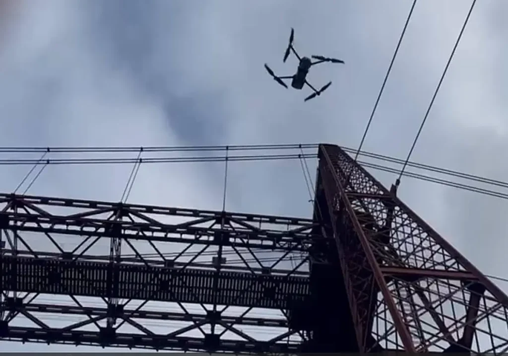 Redes antidrones instaladas en el puente Norte de Kiev, Ucrania, el 6 de octubre de 2026 (Foto: elcorreo.com)