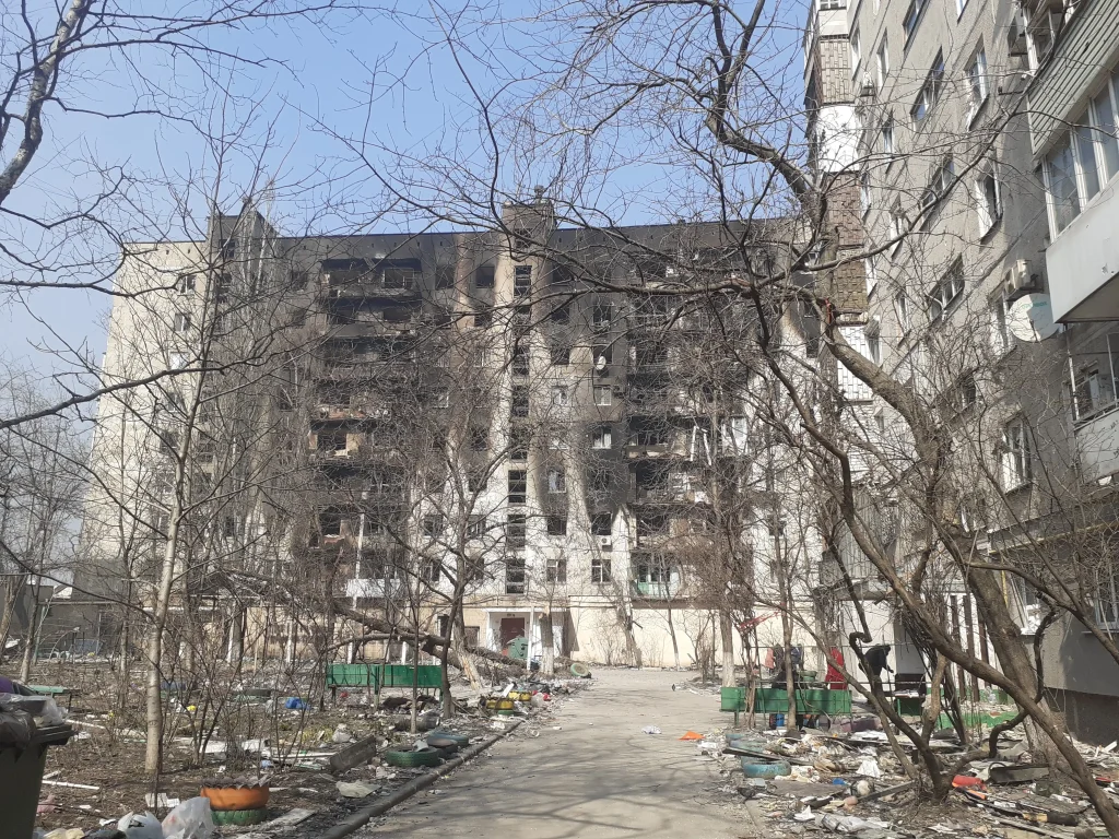 Edificio residencial con apartamentos destruidos y escombros en Mariúpol, fotografiado el 23 de marzo de 2022.