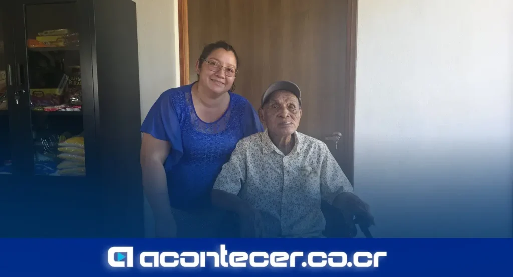 La presidenta Laura Fernández Delgado y el ministro Guillermo Carazo Ramírez entregan las llaves de una vivienda adaptada a José Flores, adulto mayor de 119 año