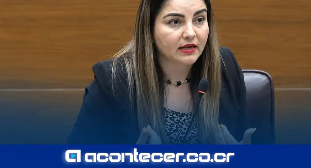 Diputada Norjelens Lobo Vargas durante declaraciones sobre denuncia por violencia política contra el legislador Ariel Mora Fallas