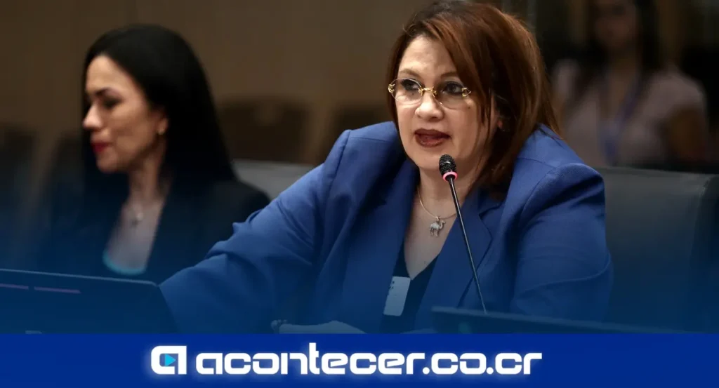 La diputada Mayuli Ortega durante su intervención en la Asamblea Legislativa defendiendo al partido Pueblo Soberano ante señalamientos por narcotráfico
