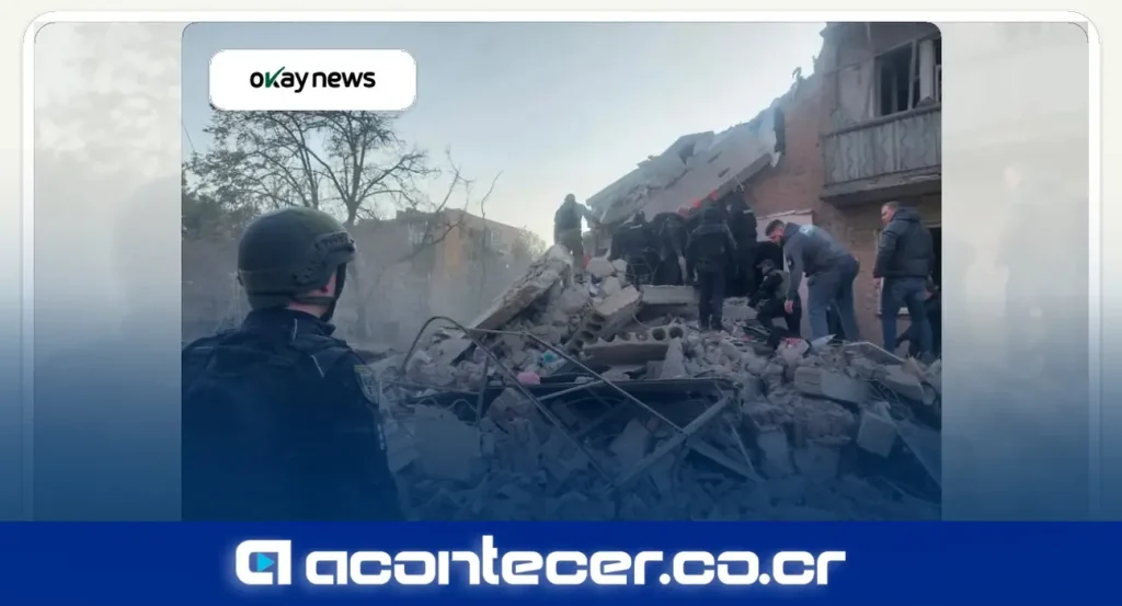 Edificio residencial de cinco plantas destruido tras impacto de misil ruso en Pryluky, región de Cherníhiv, Ucrania, el 7 de octubre de 2026
