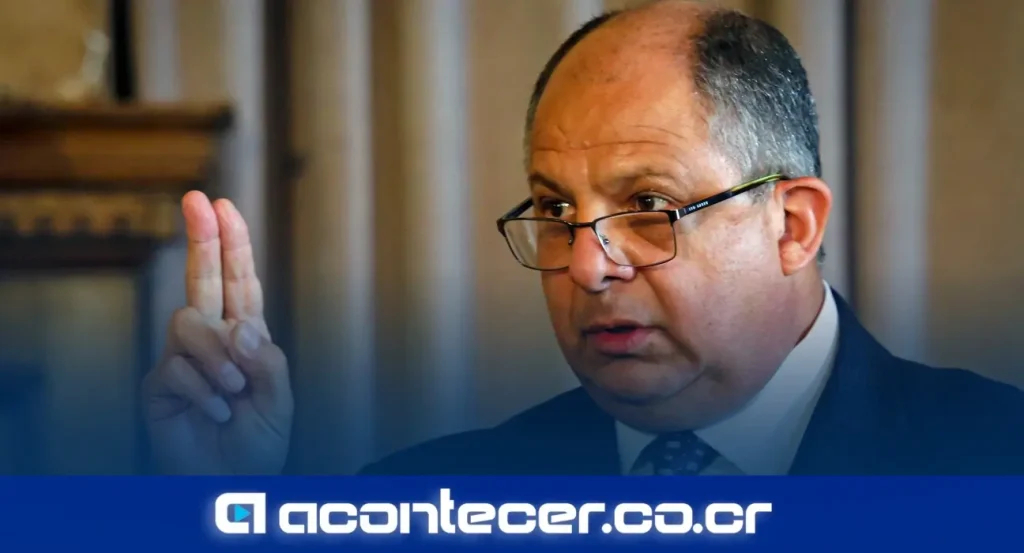 Luis Guillermo Solís Rivera durante la marcha de universidades públicas desde la Fuente de la Hispanidad hacia la Asamblea Legislativa