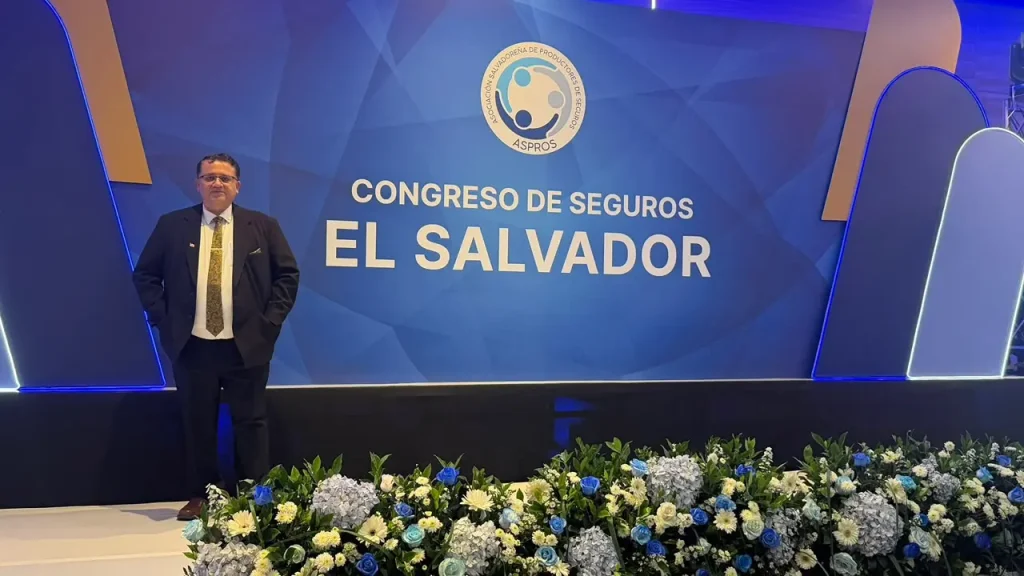 Boris Molina Acevedo en el Congreso de Seguros ASPROS 2026, en El Salvador.