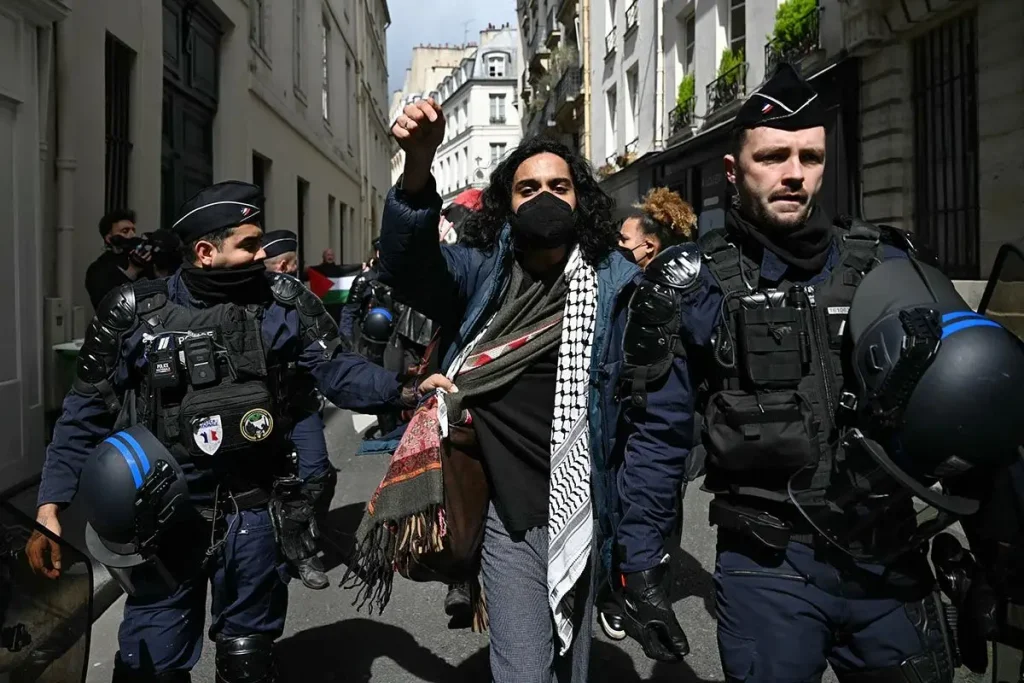 Estudiantes franceses bloquean el acceso a una universidad durante las protestas por falta de recursos educativos en octubre de 2026 (Foto: tiempoar.com.ar)