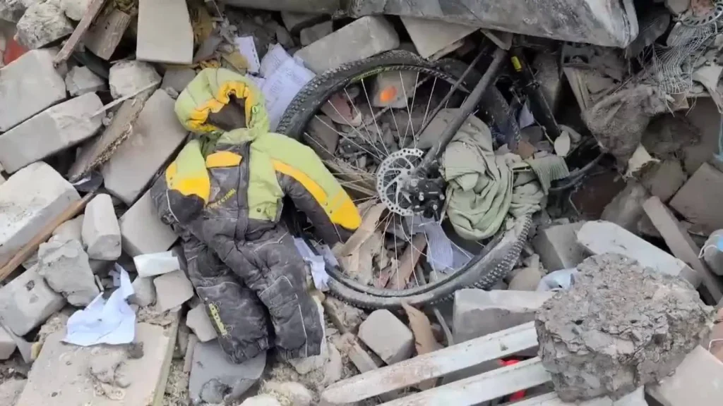 Voluntario brasileño graba ataque ruso contra edificio en Járkov (Foto: abc.es)